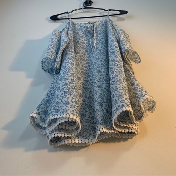 Francesca’s Peek-a-boo Shoulder Floral Blouse - Picture 6 of 9